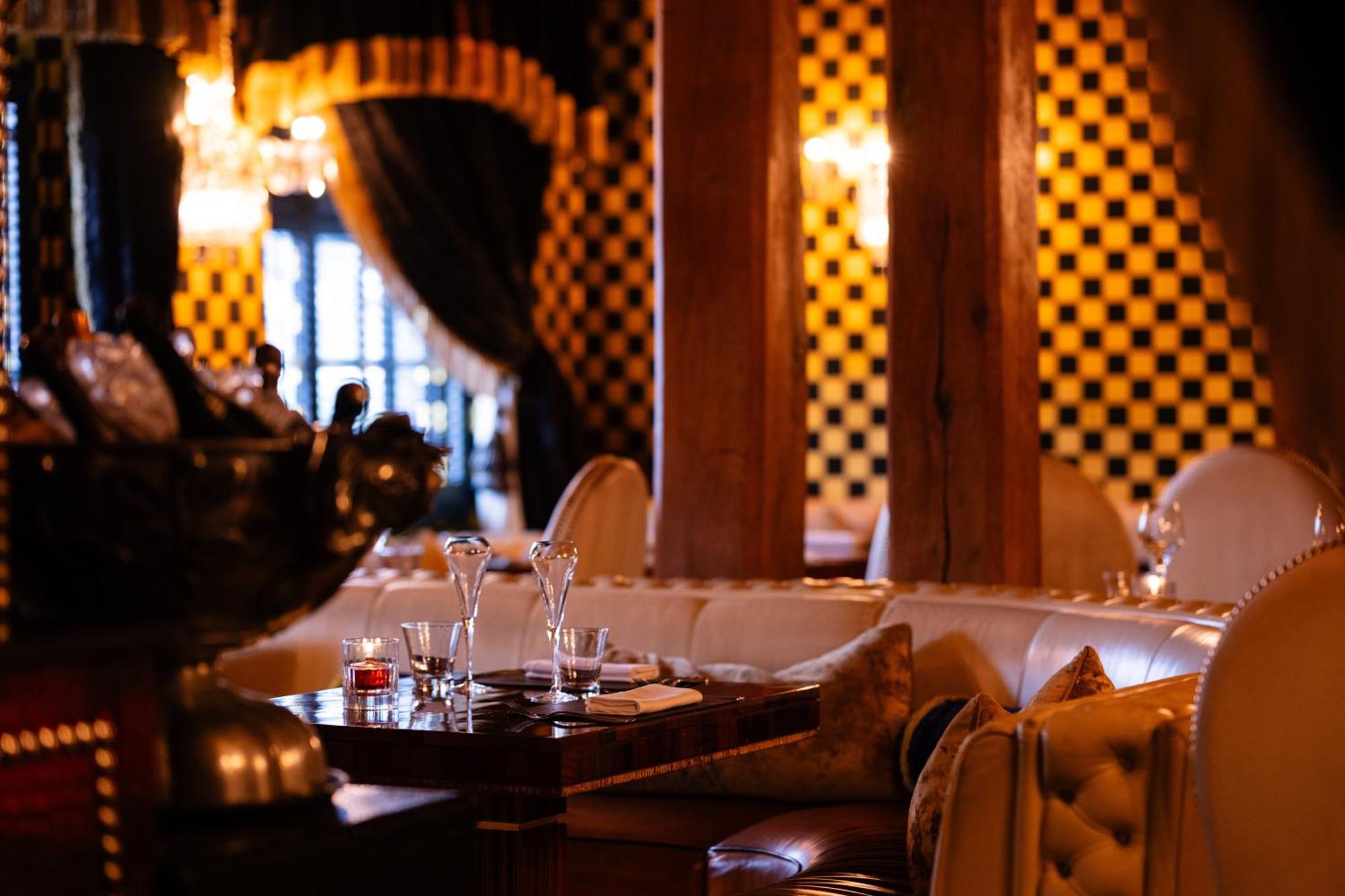 Crazy Bear Beaconsfield Hotel Екстериор снимка Interior of the restaurant