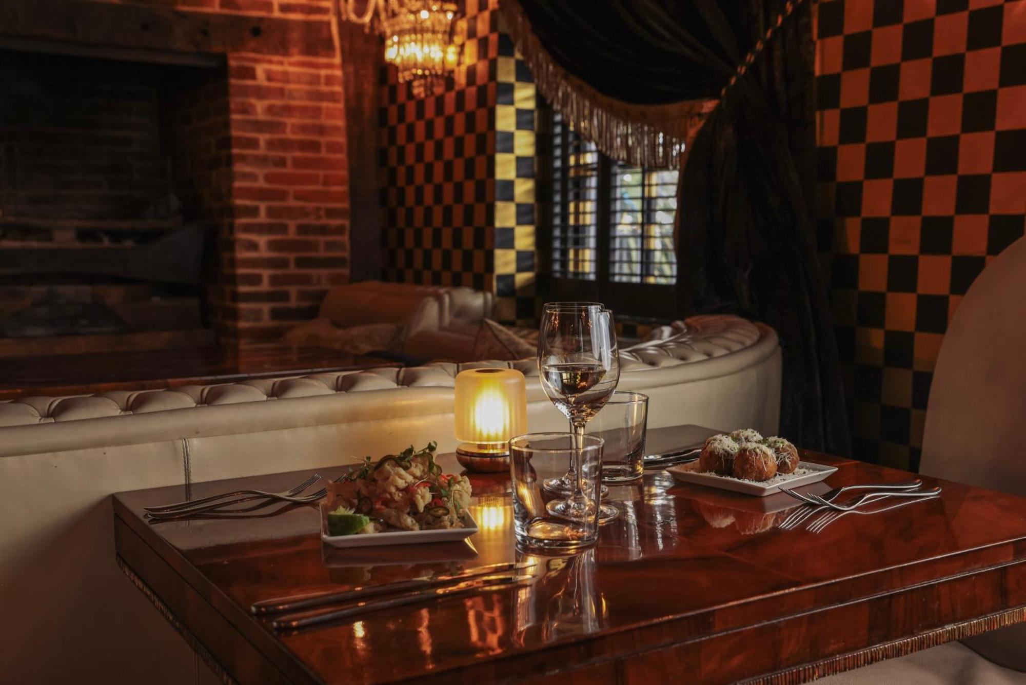 Crazy Bear Beaconsfield Hotel Екстериор снимка