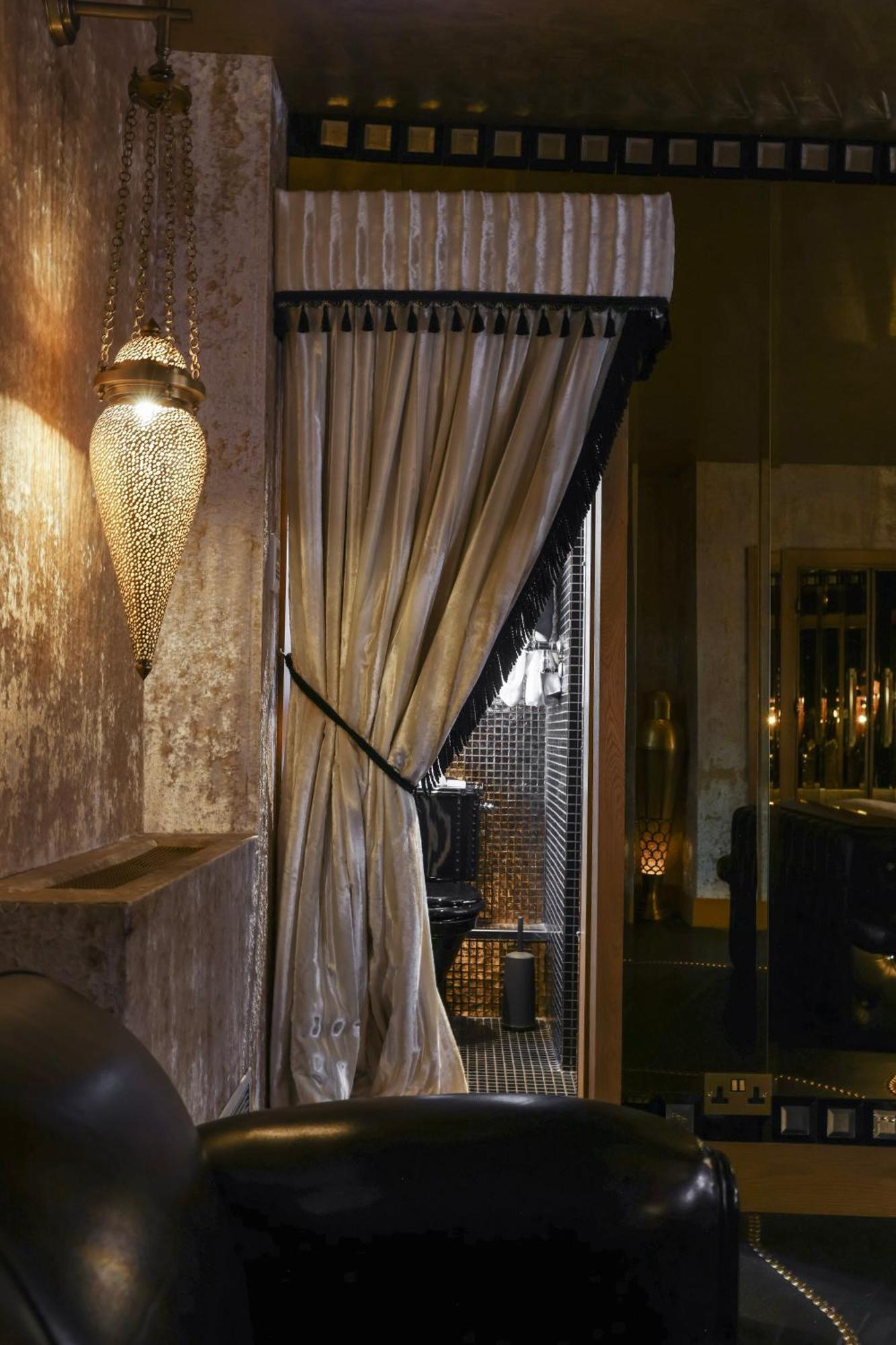 Crazy Bear Beaconsfield Hotel Екстериор снимка