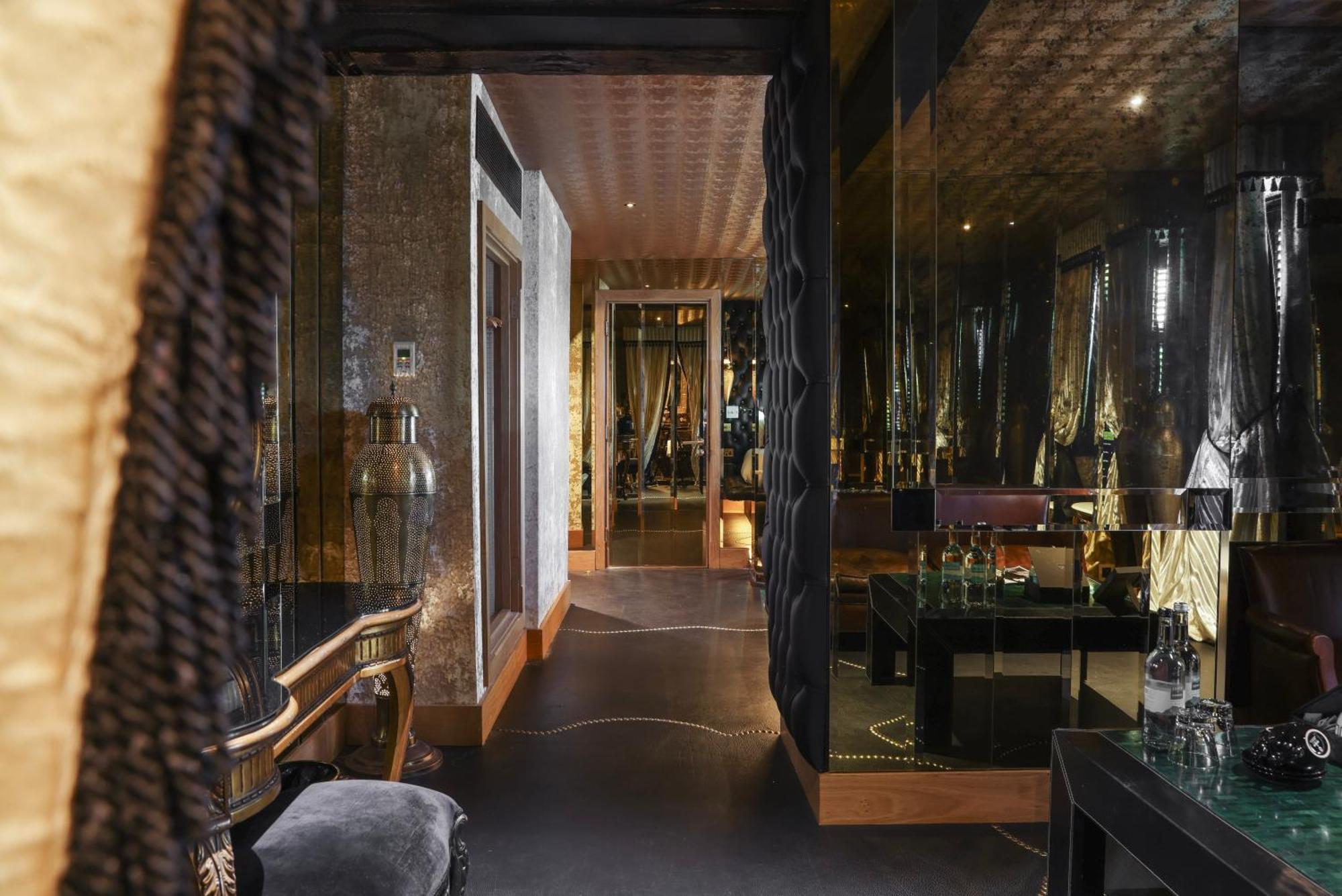 Crazy Bear Beaconsfield Hotel Екстериор снимка
