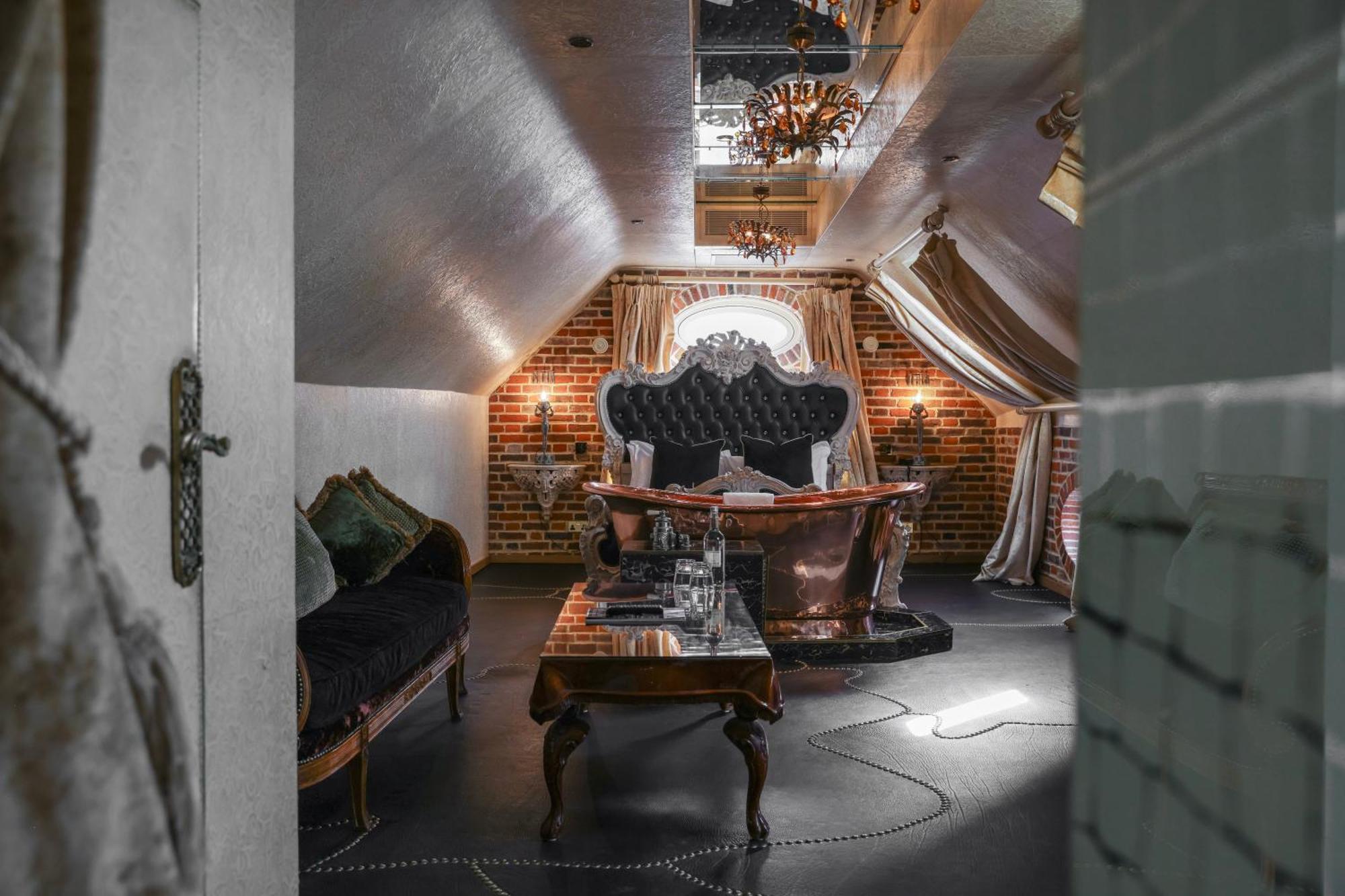 Crazy Bear Beaconsfield Hotel Екстериор снимка