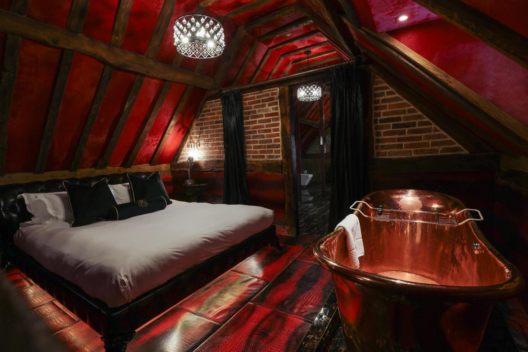 Crazy Bear Beaconsfield Hotel Екстериор снимка