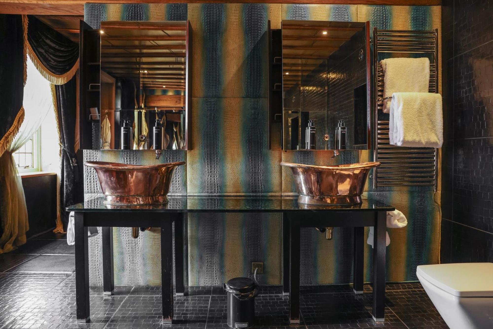 Crazy Bear Beaconsfield Hotel Екстериор снимка