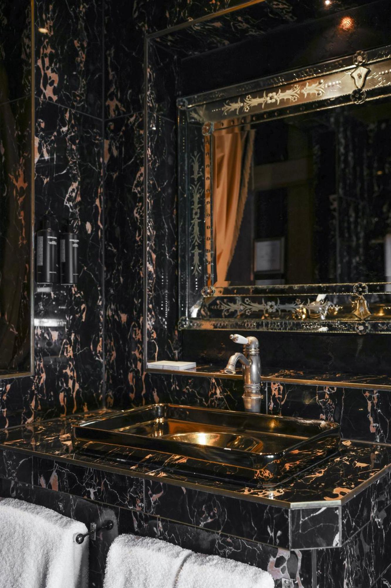 Crazy Bear Beaconsfield Hotel Екстериор снимка