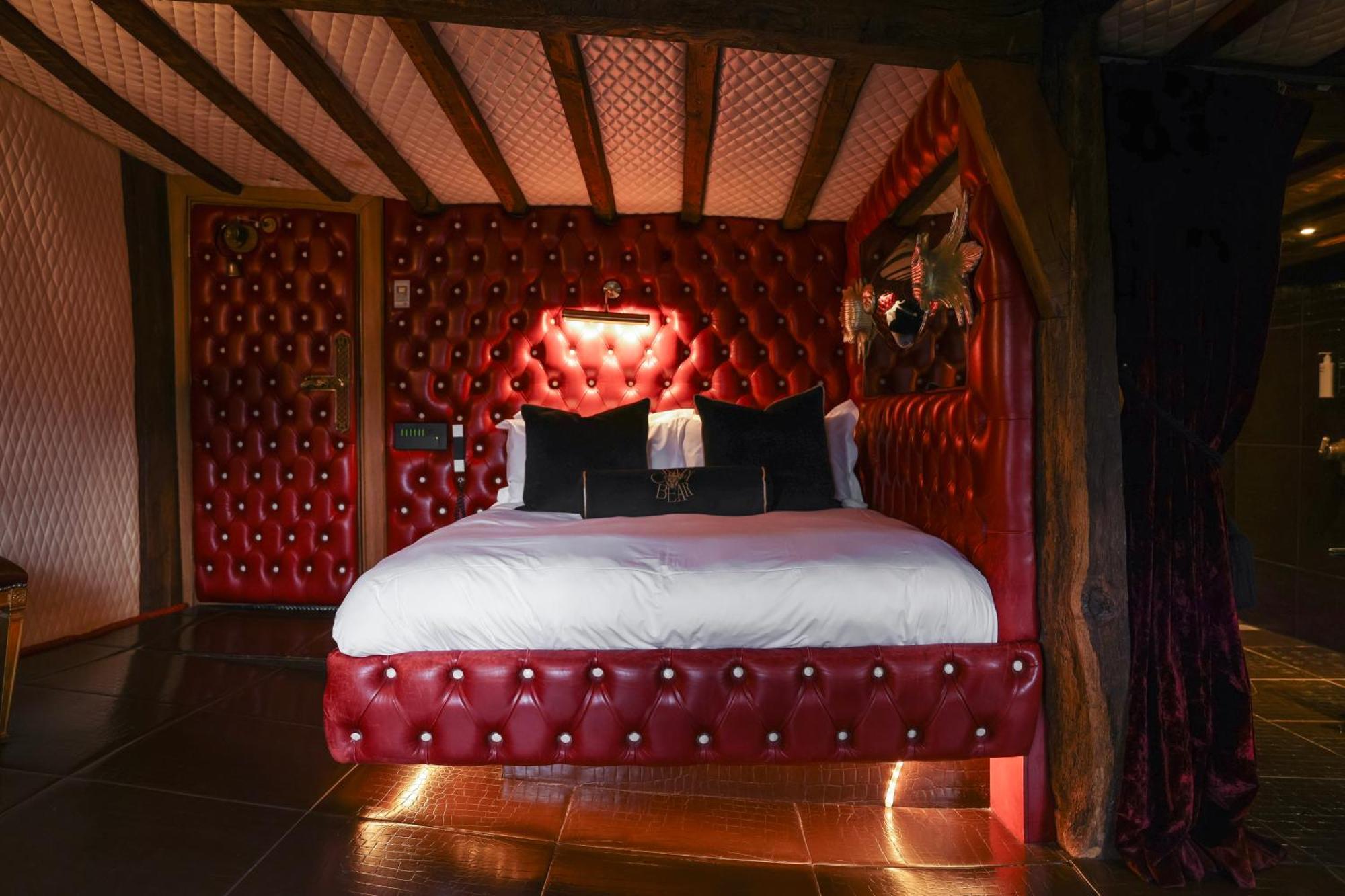 Crazy Bear Beaconsfield Hotel Екстериор снимка