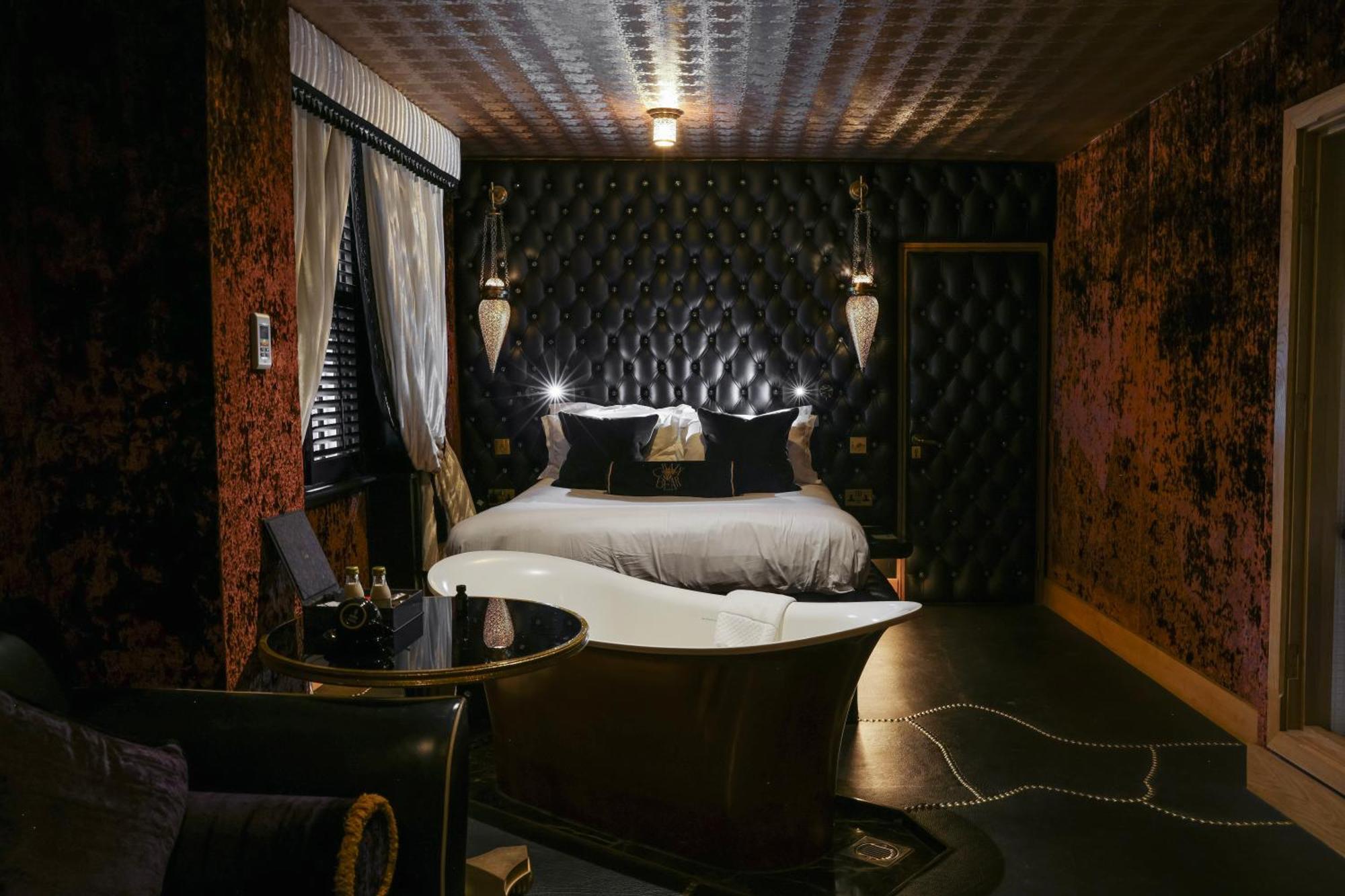 Crazy Bear Beaconsfield Hotel Екстериор снимка