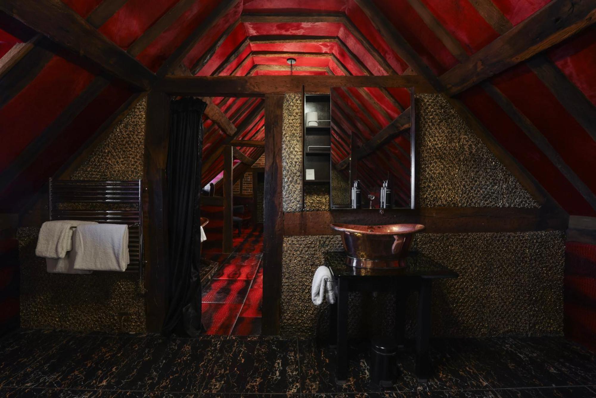 Crazy Bear Beaconsfield Hotel Екстериор снимка