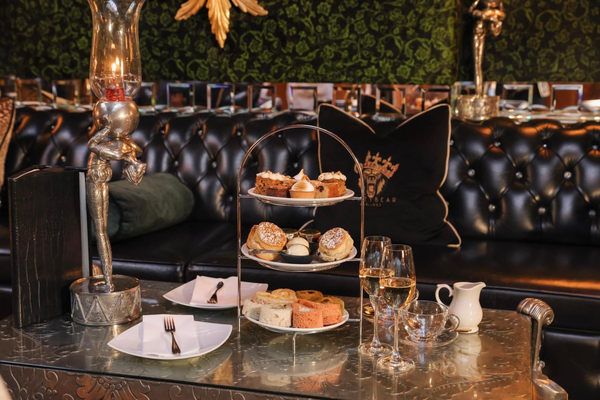 Crazy Bear Beaconsfield Hotel Екстериор снимка