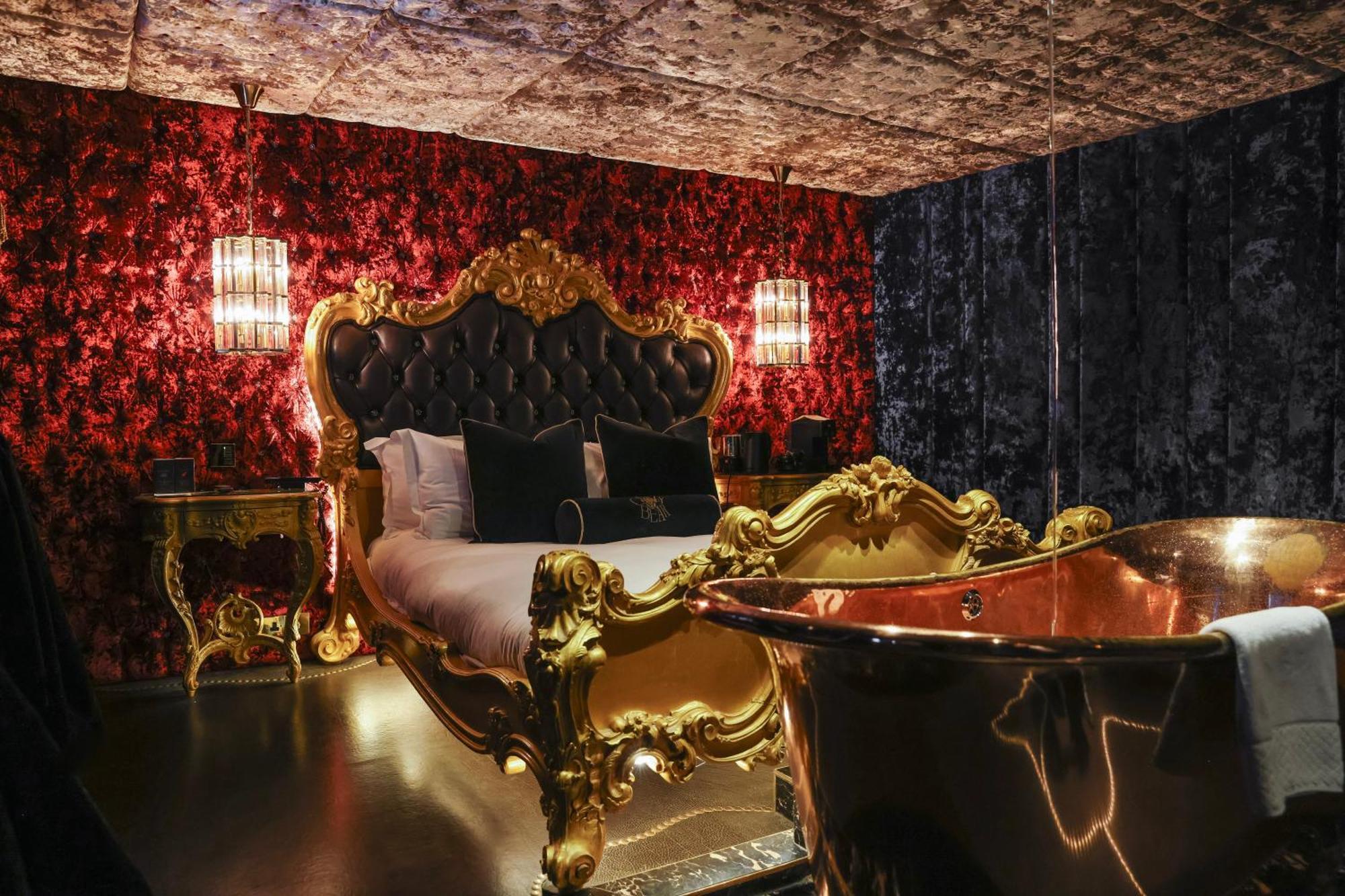 Crazy Bear Beaconsfield Hotel Екстериор снимка