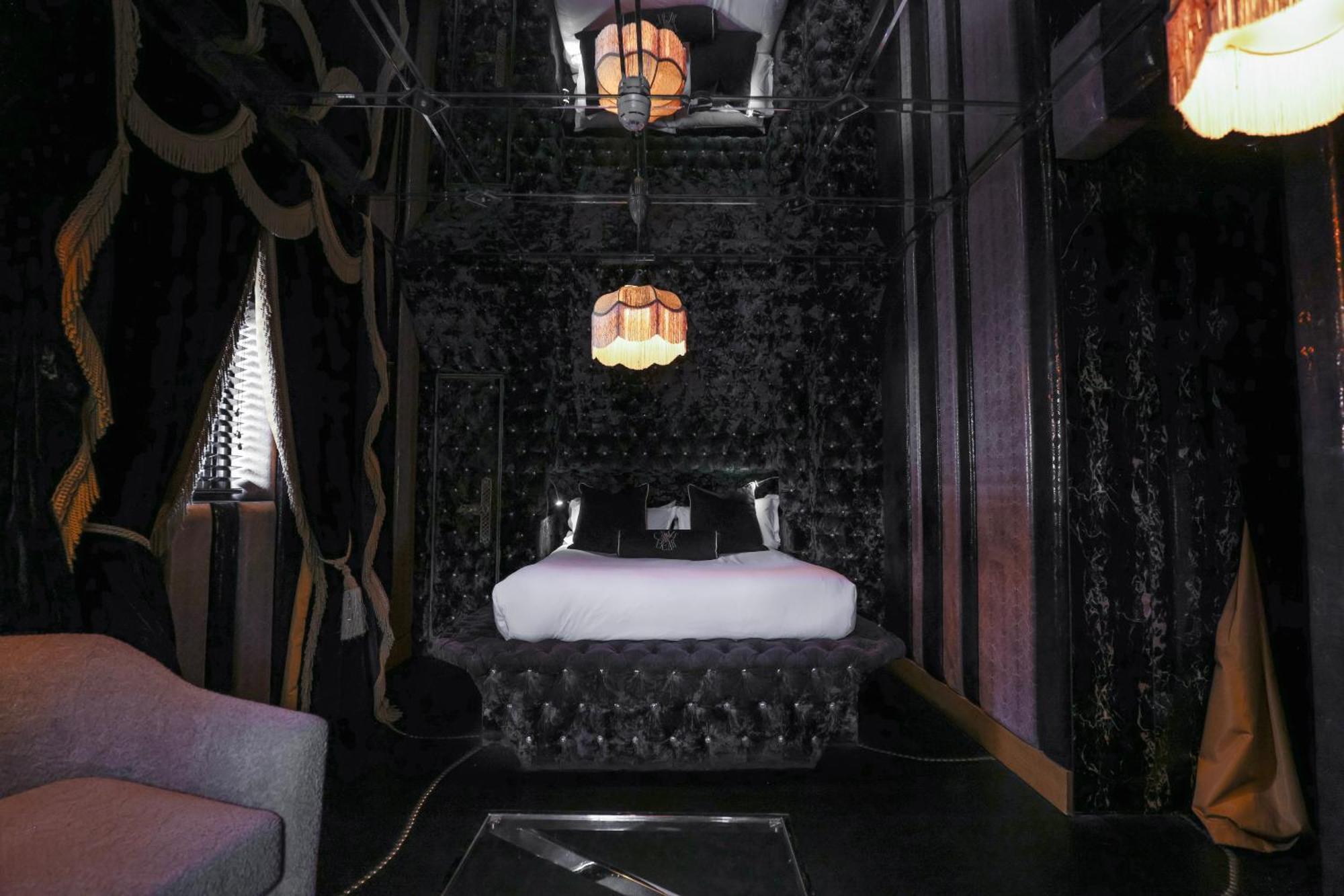 Crazy Bear Beaconsfield Hotel Екстериор снимка
