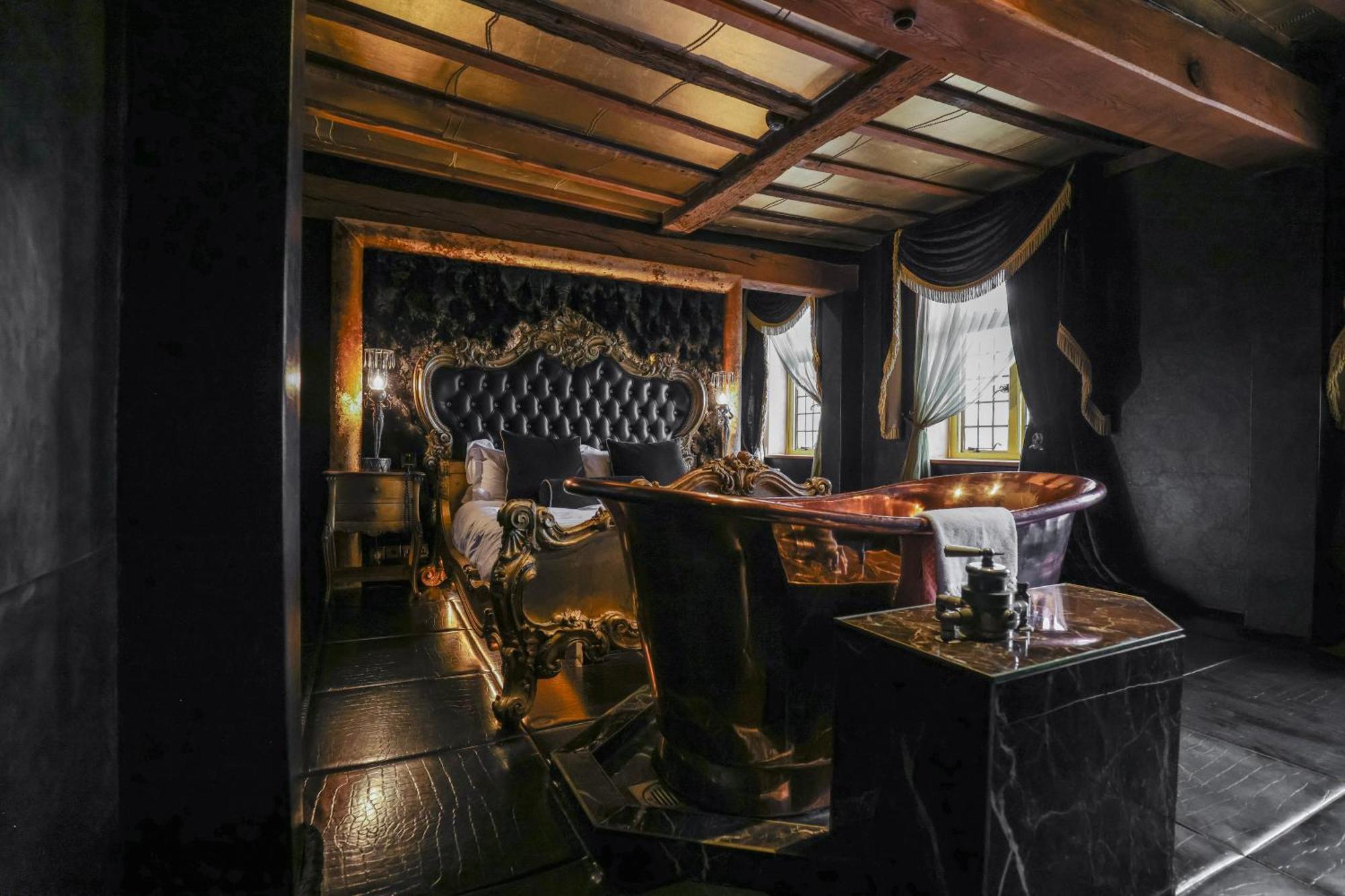 Crazy Bear Beaconsfield Hotel Екстериор снимка