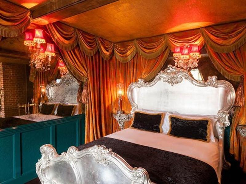 Crazy Bear Beaconsfield Hotel Екстериор снимка The interior of a suite at the Gilt Hotel