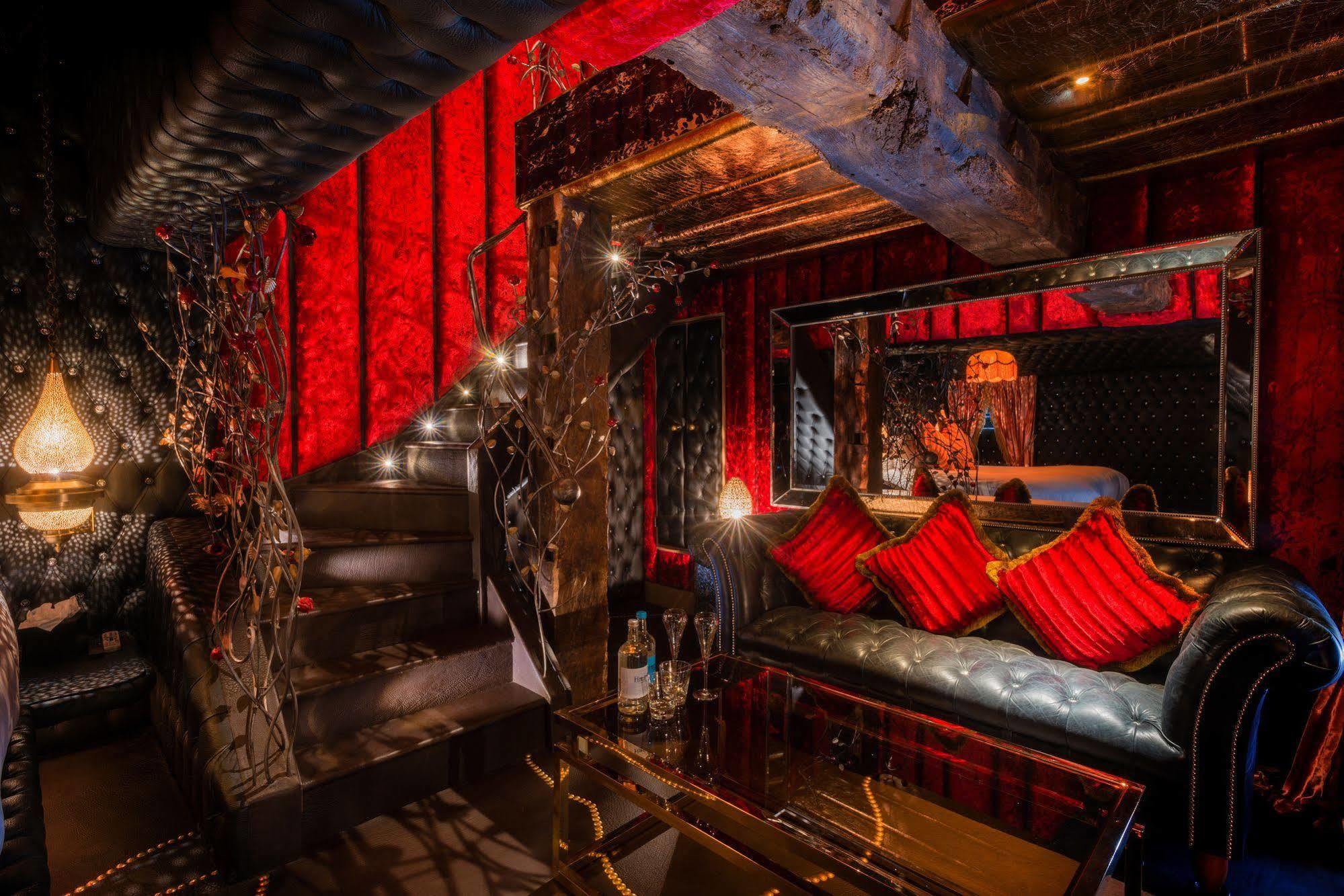 Crazy Bear Beaconsfield Hotel Екстериор снимка Interior of the nightclub